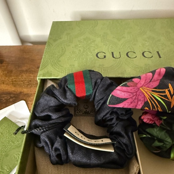 ✨SOLD✨Gucci 100% Silk Hair Scrunchies - Picture 4 of 7